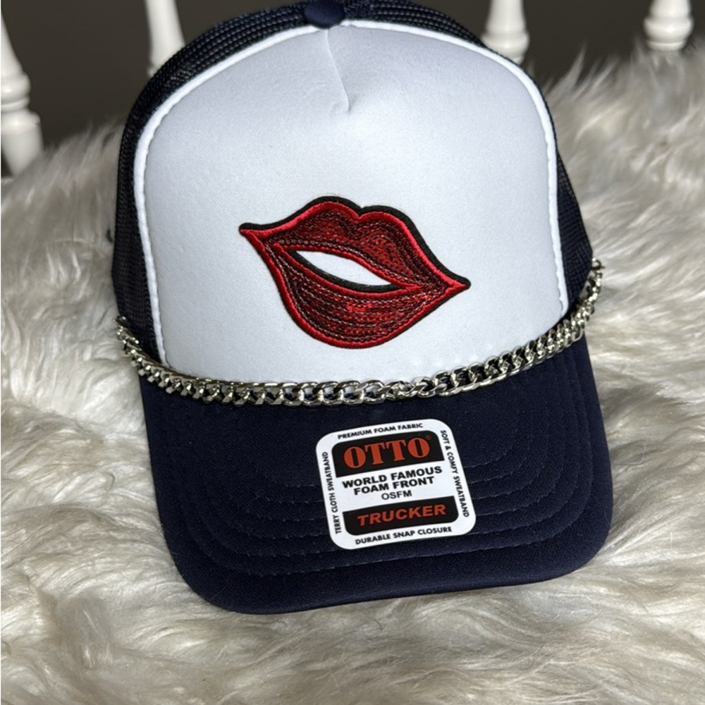 OTTO Women's Navy and White Hat with Red Lips and Chain New